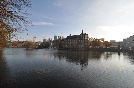Hofvijver and the buildings of the Dutch parliament1